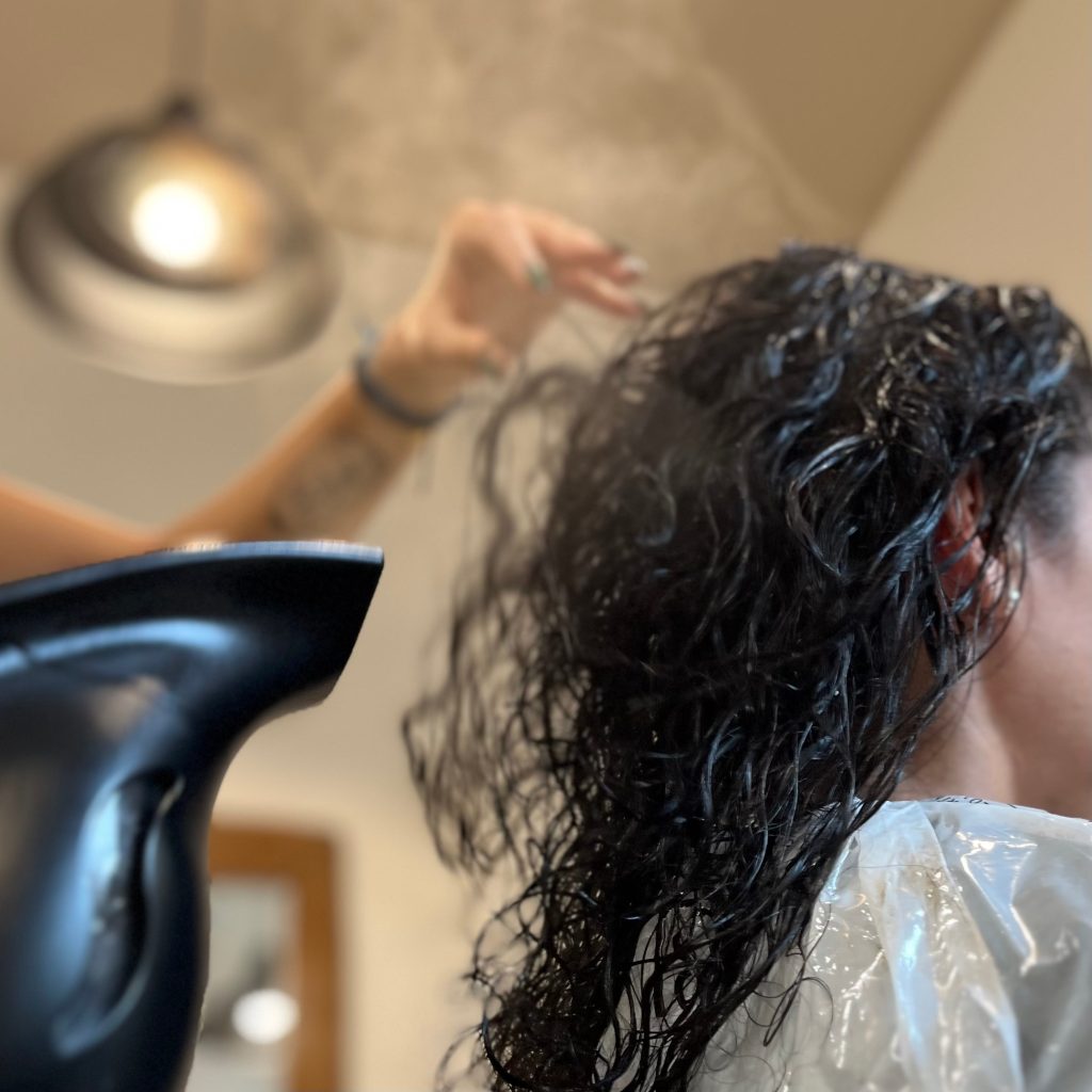 trattamento capelli ricci in salone specializzato