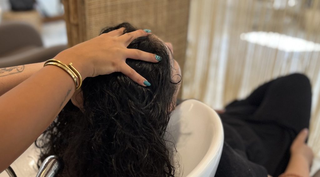 Evitare l'effetto crespo: Come curare e tagliare correttamente i capelli ricci