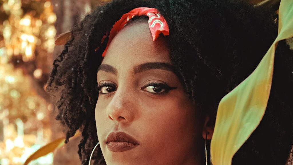 Donna con capelli ricci e bandana rossa