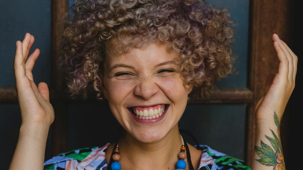 Donna sorridente con capelli ricci corti
