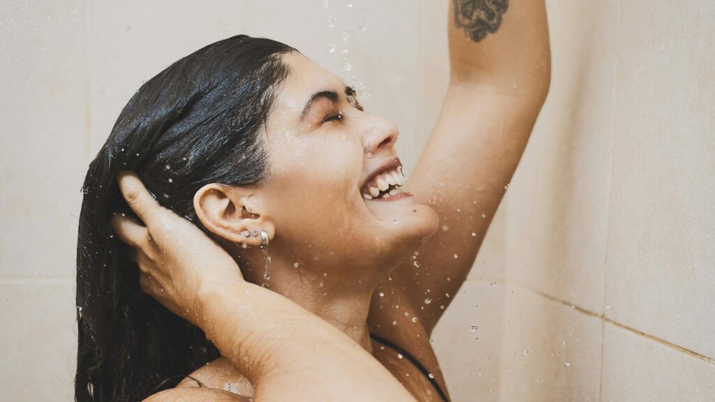 Donna si lava i capelli