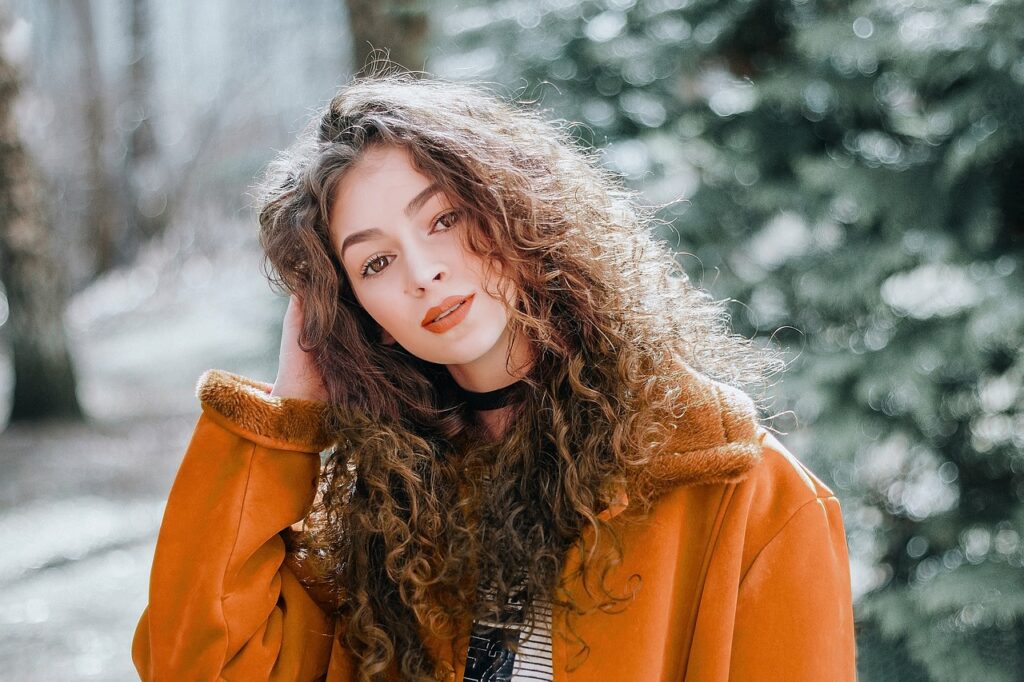 Donna con capelli ricci lunghi