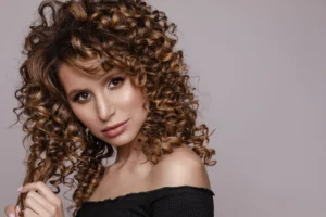 tagli di tendenza capelli ricci lunghi