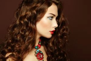 capelli ricci colore cioccolato