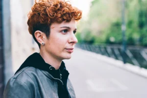 donna con capelli ricci rasati ai lati