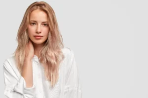 donna bionda che si tocca i capelli