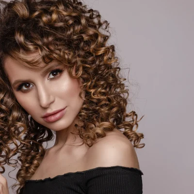 donna con capelli ricci lunghi