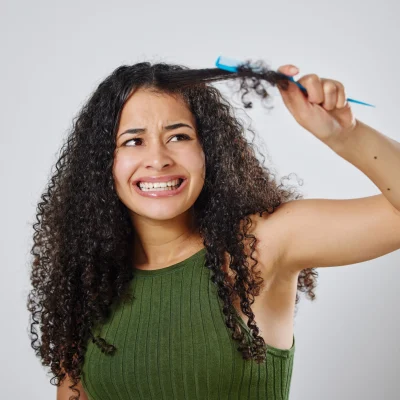 Donna che pettina i capelli ricci