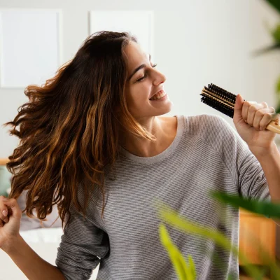donna pettina capelli ricci