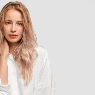 donna bionda che si tocca i capelli