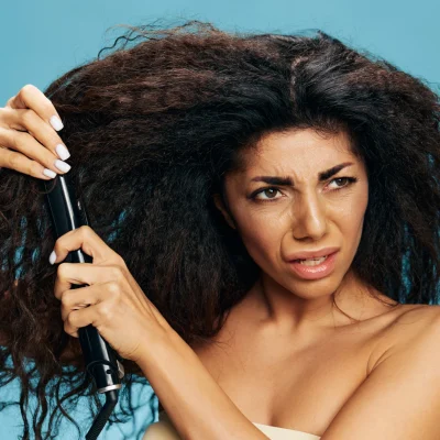 donna che pettina i suoi capelli crespi