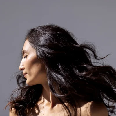 donna con capelli ondulati