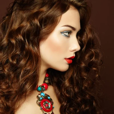 donna con capelli ricci colore cioccolato