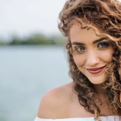 donna con capelli ricci sciolti