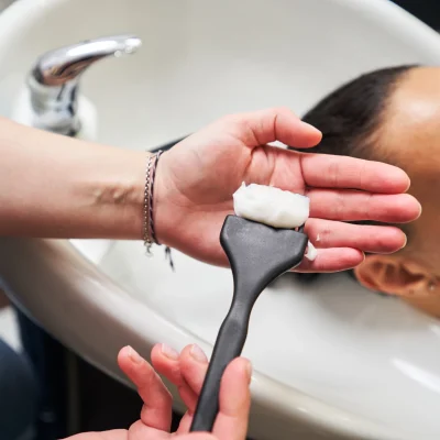 parrucchiera applica gelatina capelli ricci